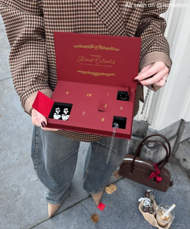 Influencer heeft adventskalender sieraden in het zilver