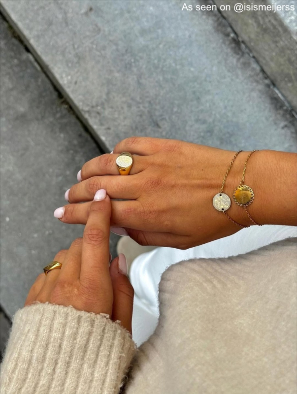 Influencer met gouden zegelring