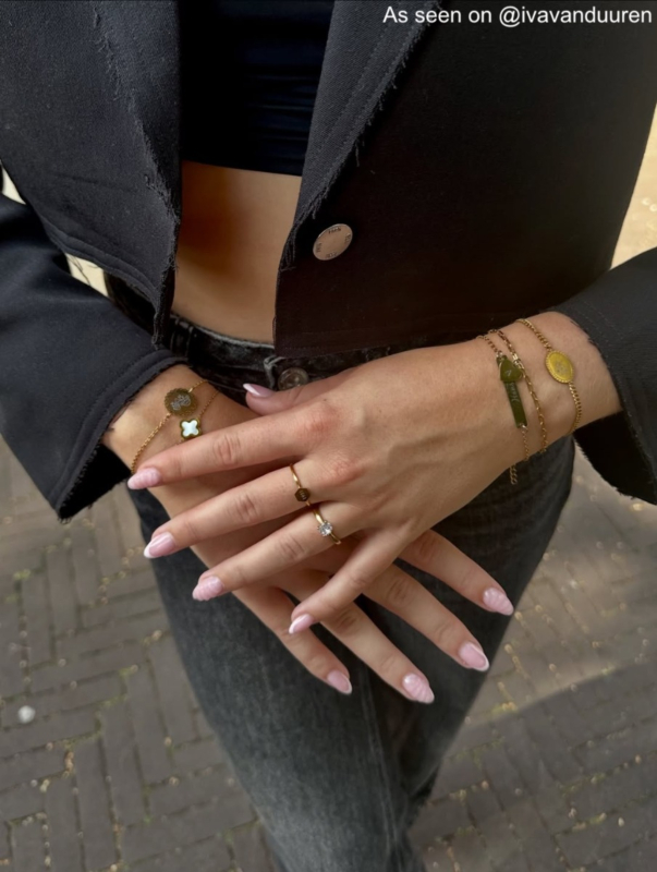 Influencer draagt gouden armband