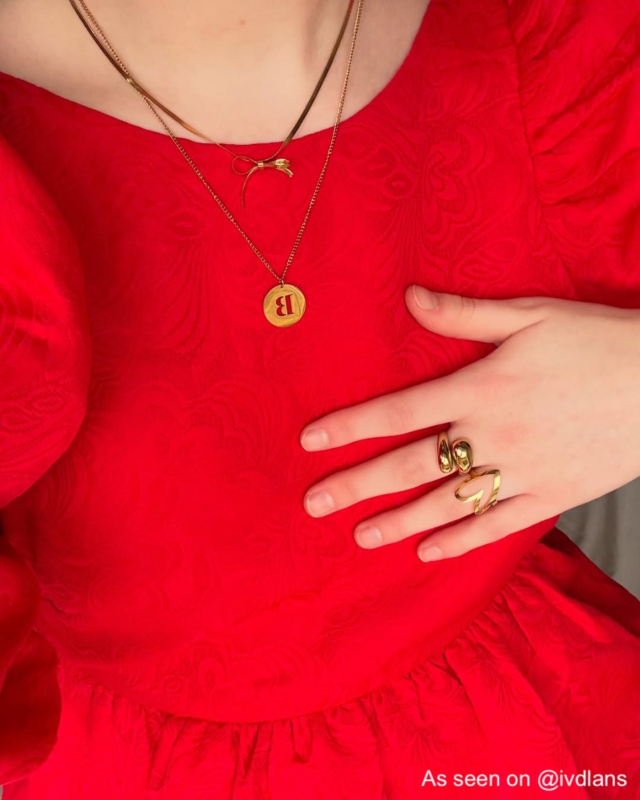 Influencer met gouden sieraden