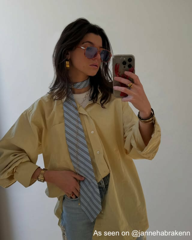 influencer met grote gouden oorringen