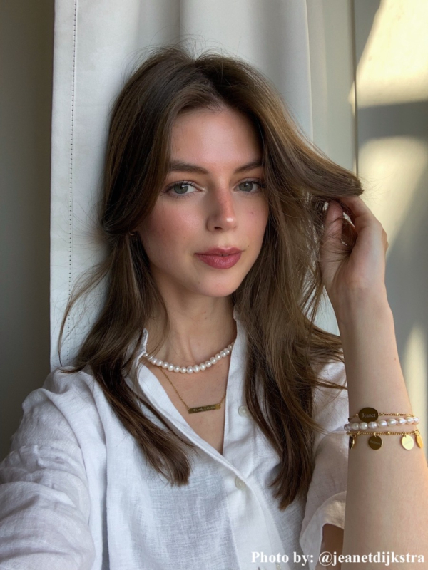 Influencer met gouden graveerbare muntjes armband.