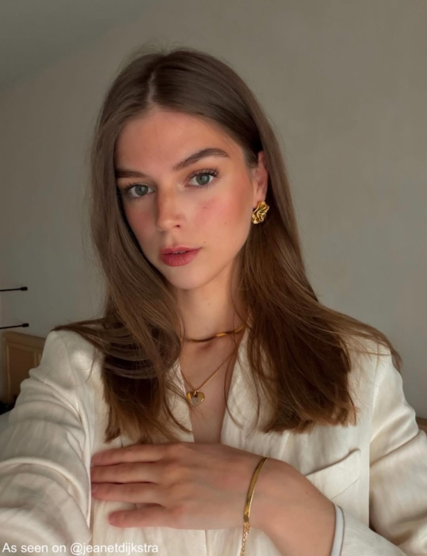 Influencer draagt gouden statement bloemen oorbellen