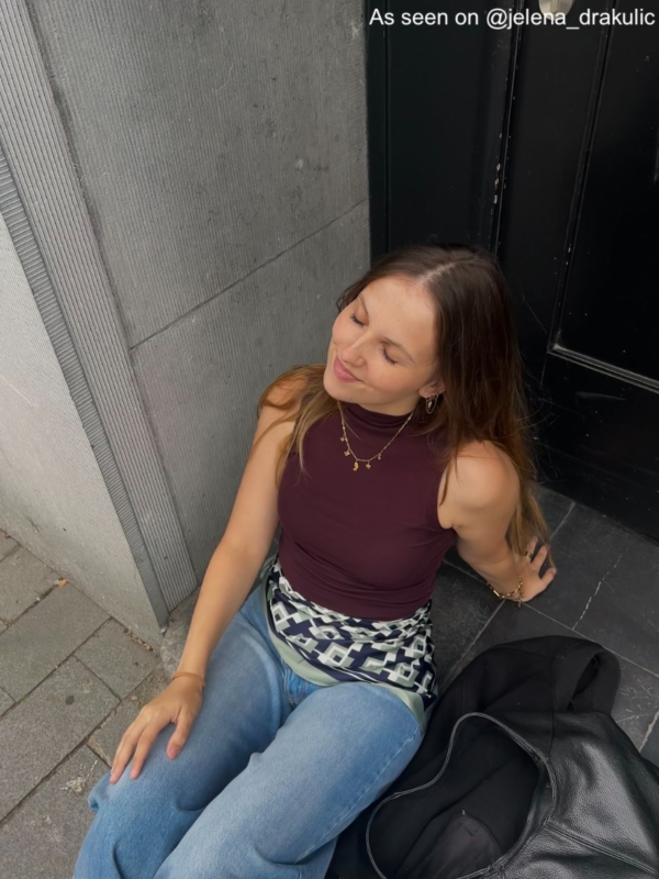 Influencer draagt gouden bedelketting zee