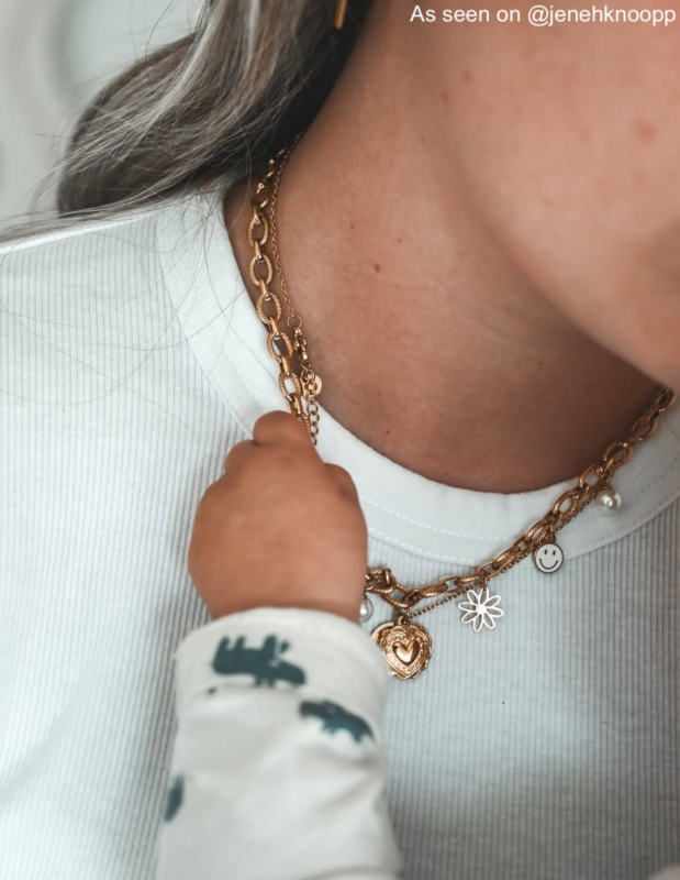 Influencer draagt bedelketting in het goud