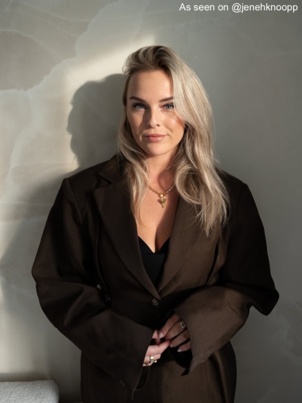 Influencer draagt gouden ketting met hart