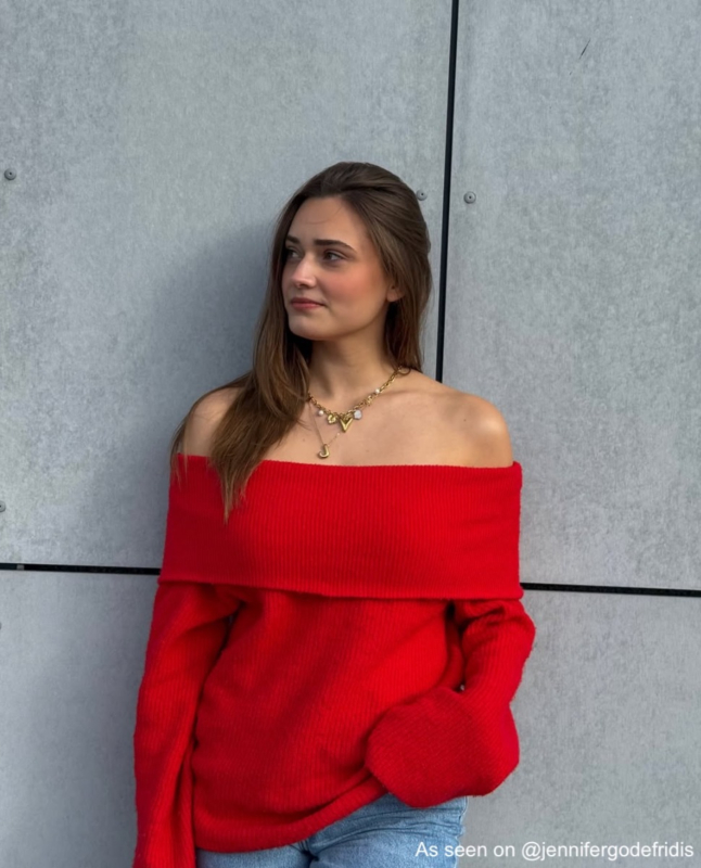 Influencer draagt gouden initiaal ketting