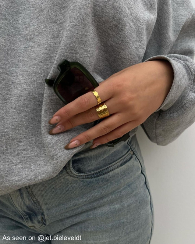 Influencer met gouden ringen mix