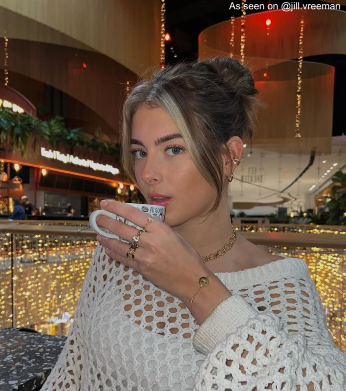 Influencer draagt gouden ring 