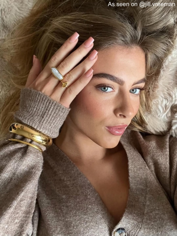 influencer draagt vintage ring bruine steen