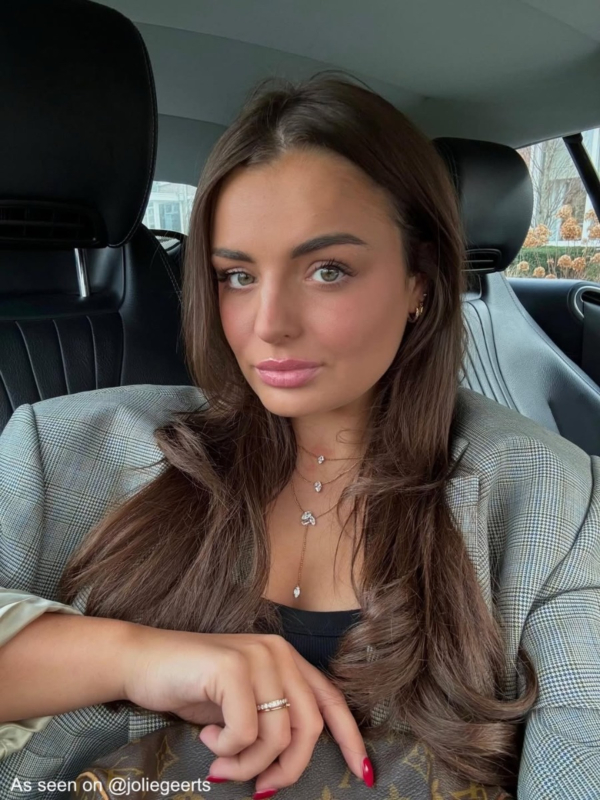 Influencer draagt driedubbele gouden ketting met steentjes