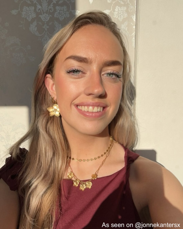 Influencer met de gouden bloemen ketting. 