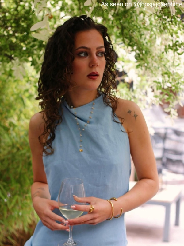 Influencer met ketting shell goudkleurig.