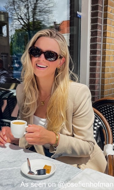 Gouden vlinder ketting bij influencer.