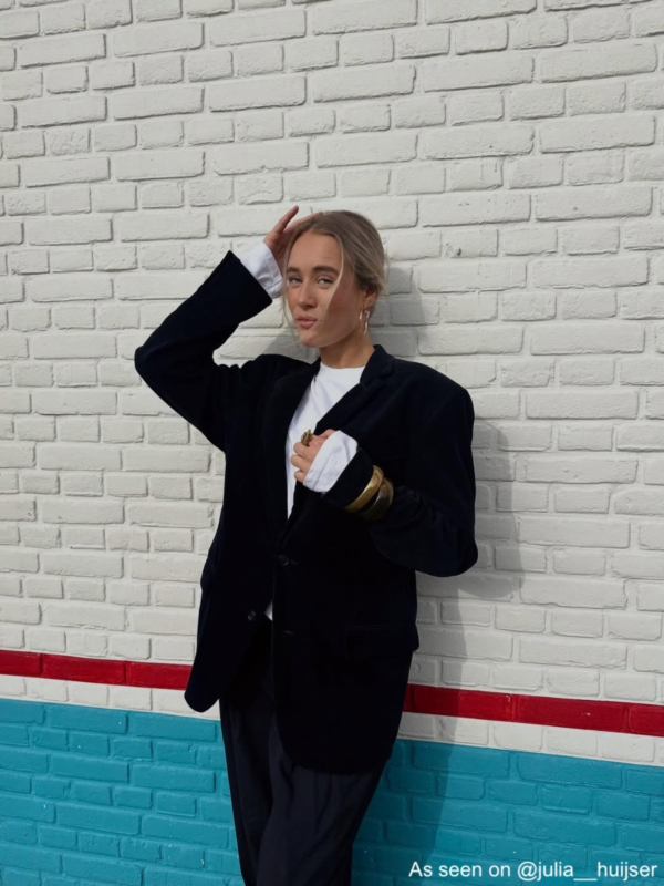 Influencer draagt gouden statement armband