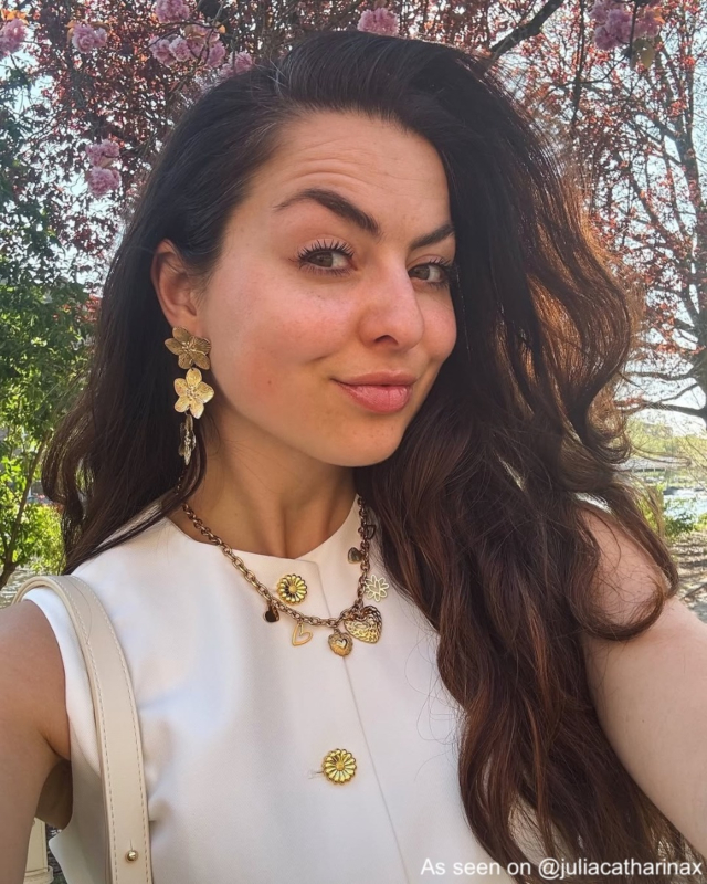 influencer met statement bloem oorbellen 