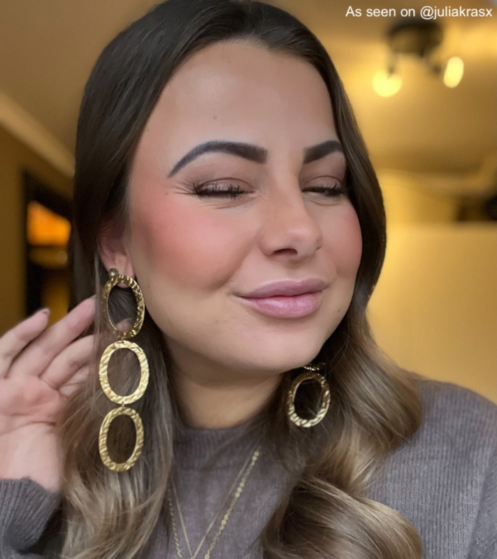 influencer draagt ovale oorhangers goudkleurig