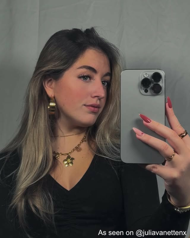influencer met bloem bedel ketting. 
