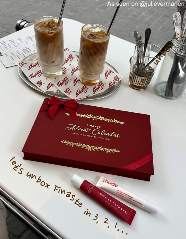 Influencer met adventskalender sieraden 