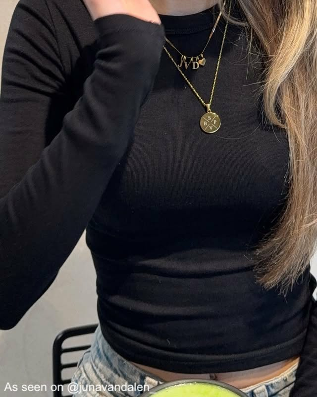 Influencer met gouden kettingen