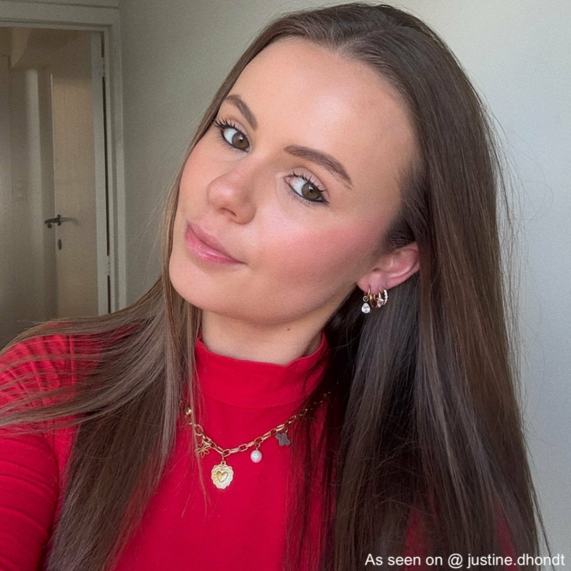Influencer met gouden sieraden mix