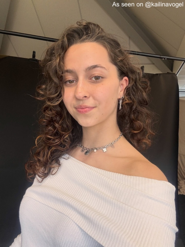 Influencer draagt zilveren dubbele oorbel