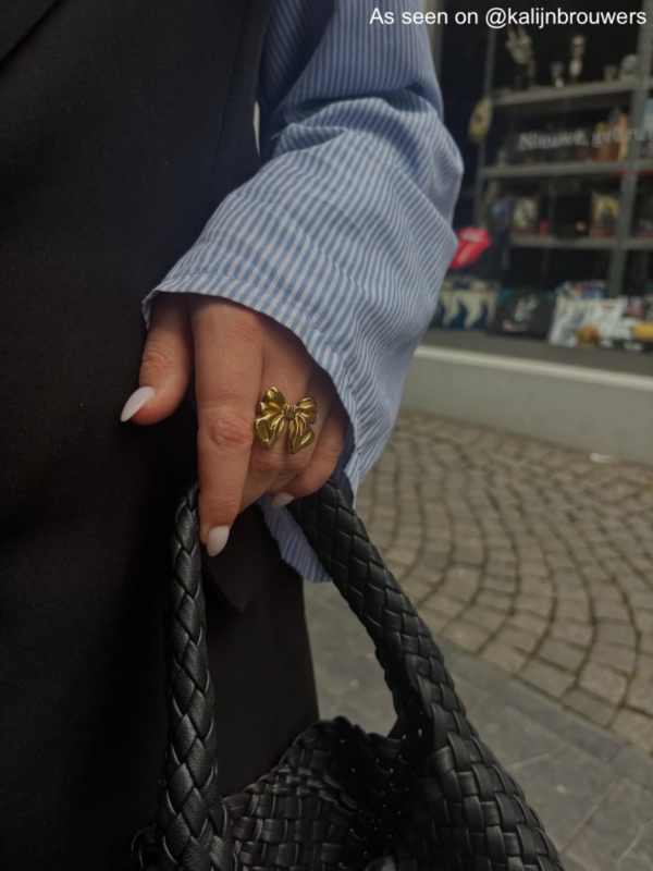 Strikjes ring goud.