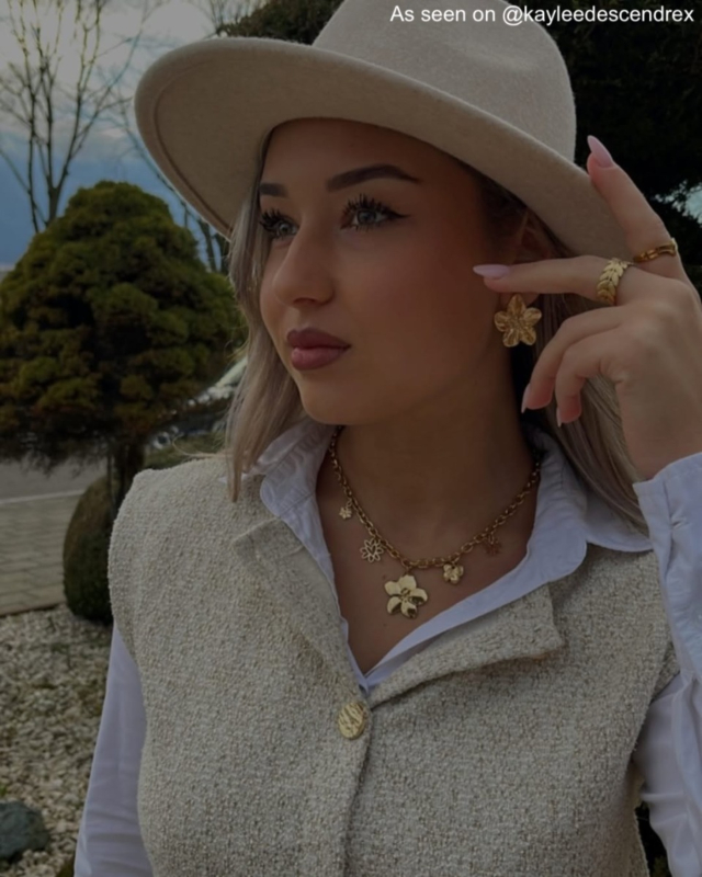 influencer met de bedelketting