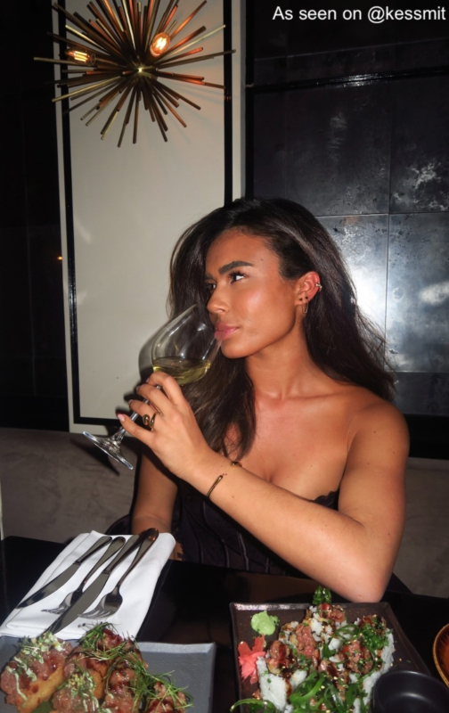 Influencer met gouden bangle