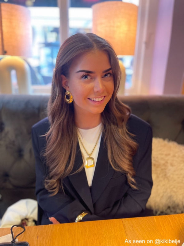 Influencer draagt gouden statement oorbellen