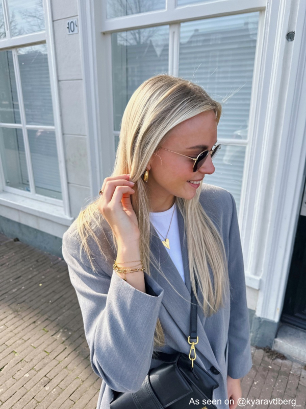 Influencer draagt heart ketting goud