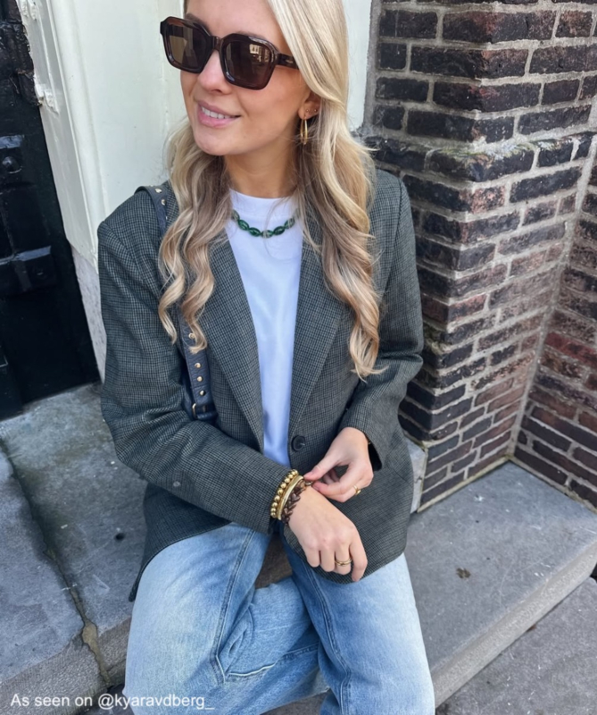 Influencer draagt groene kralenketting