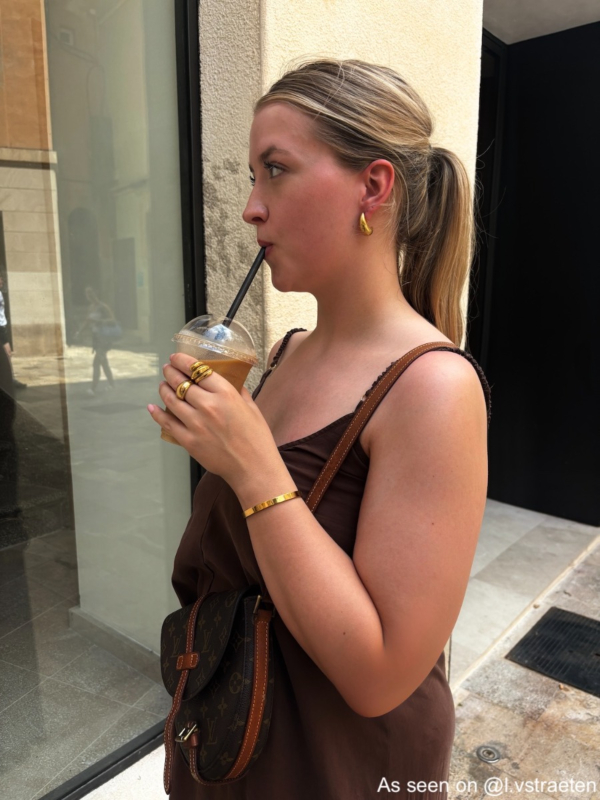 Influencer met gouden bangle