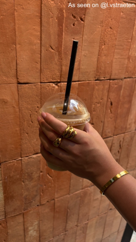 Influencer met ijskoffie en ringen