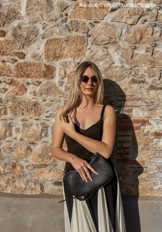 Influencer met ketting en armband