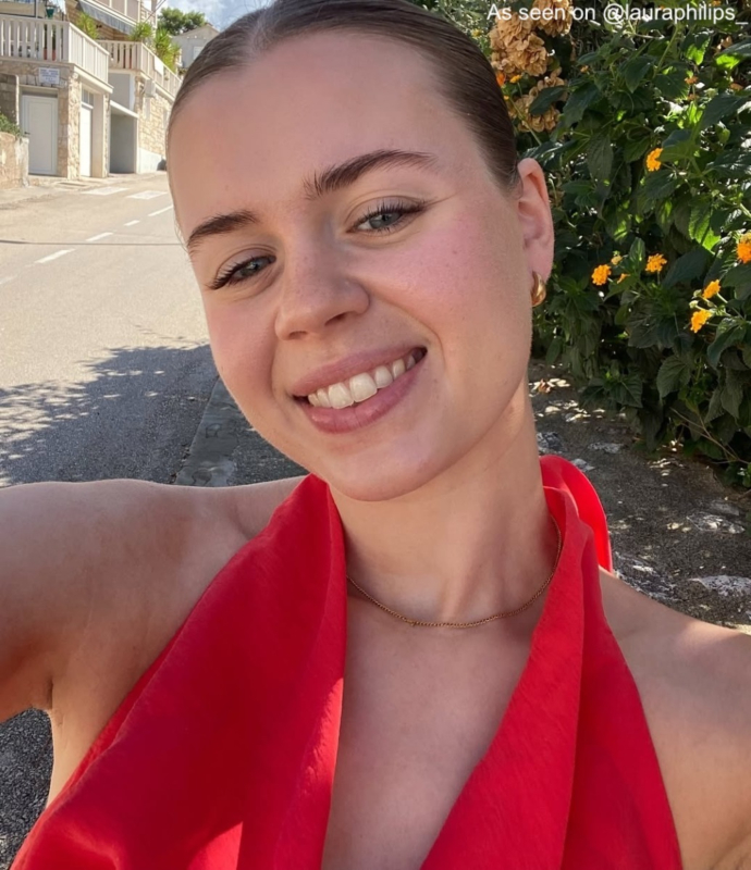 Influencer draagt gouden mini teardrops