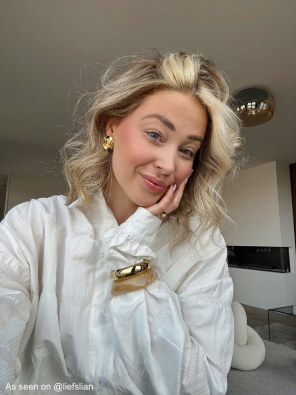 Influencer draagt gele statement bangle