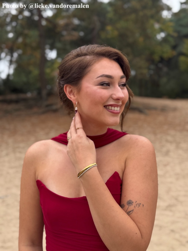 influencer draagt tennisbracelet rode jurk