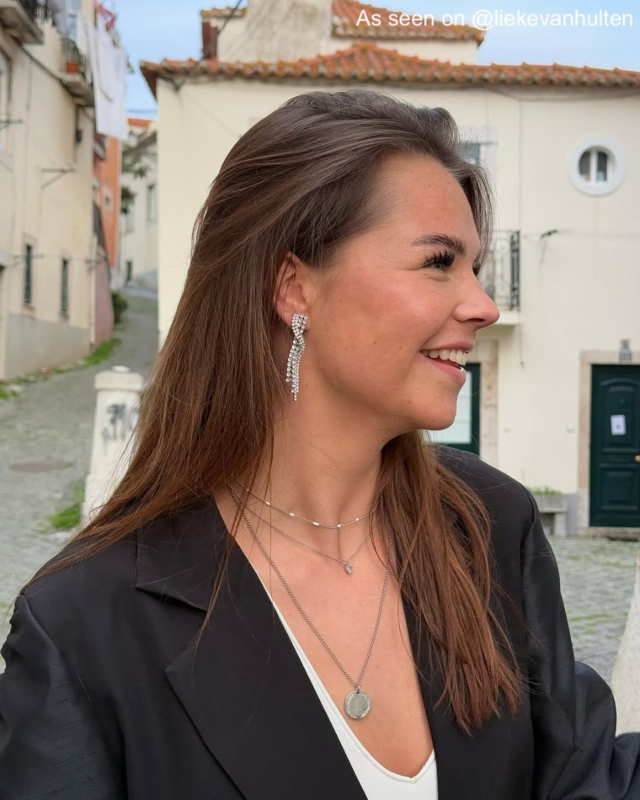 Influencer met bolletjes ketting. 