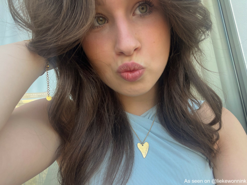 Influencer met hartjes ketting met gravering