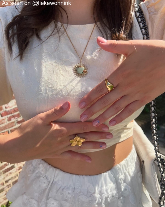 Influencer met Zon ketting