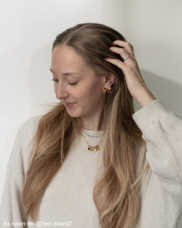 Influencer met gouden strik oorbellen