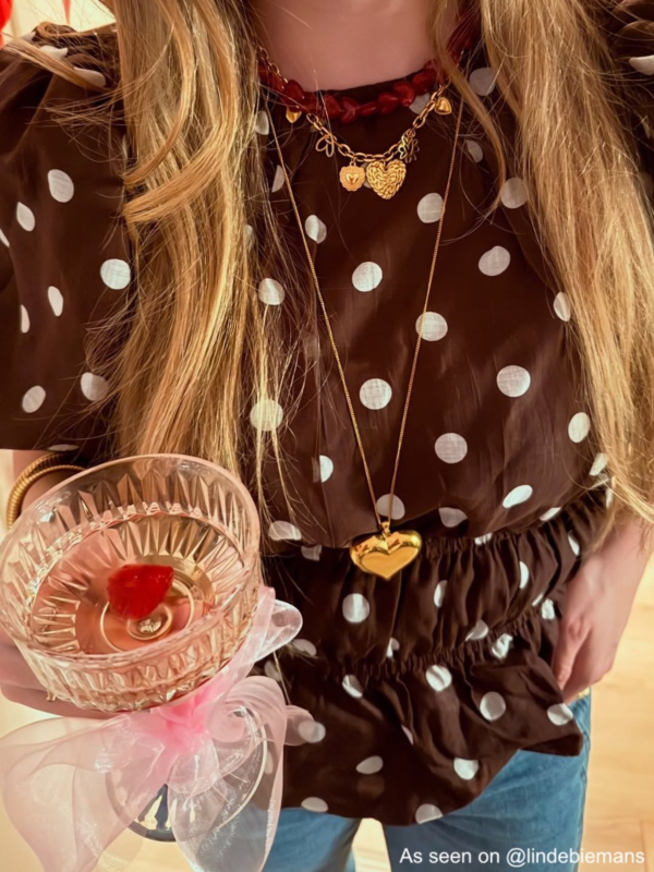 Influencer draagt rode hartjes ketting