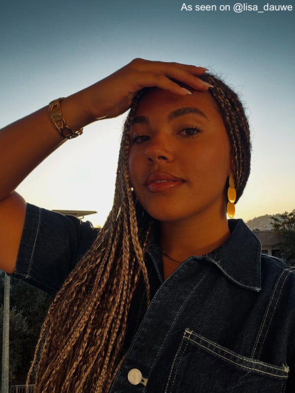 Influencer heeft gouden oorbellen