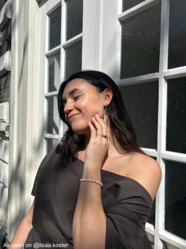 Influencer draagt parelarmband