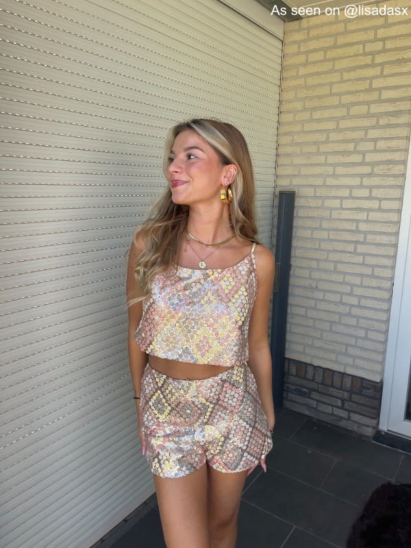 Influencer met de gouden oorbellen
