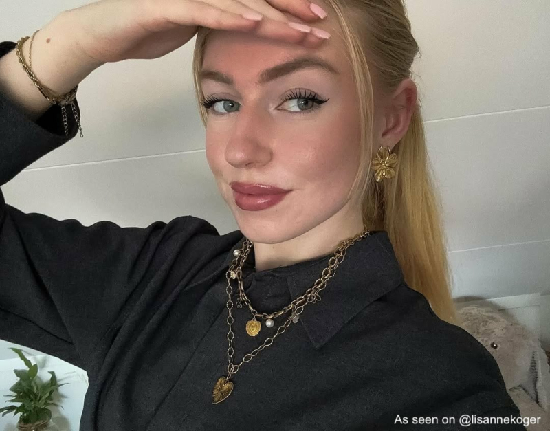 Influencer met gouden sieraden