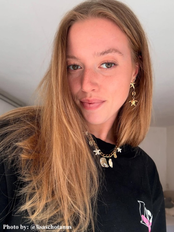 Influencer met beach bedelketting.