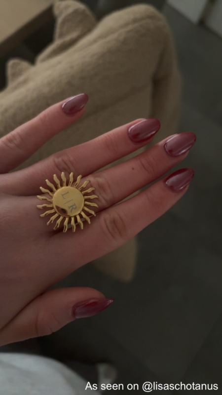 Influencer met de initialen zonnetjes ring. 