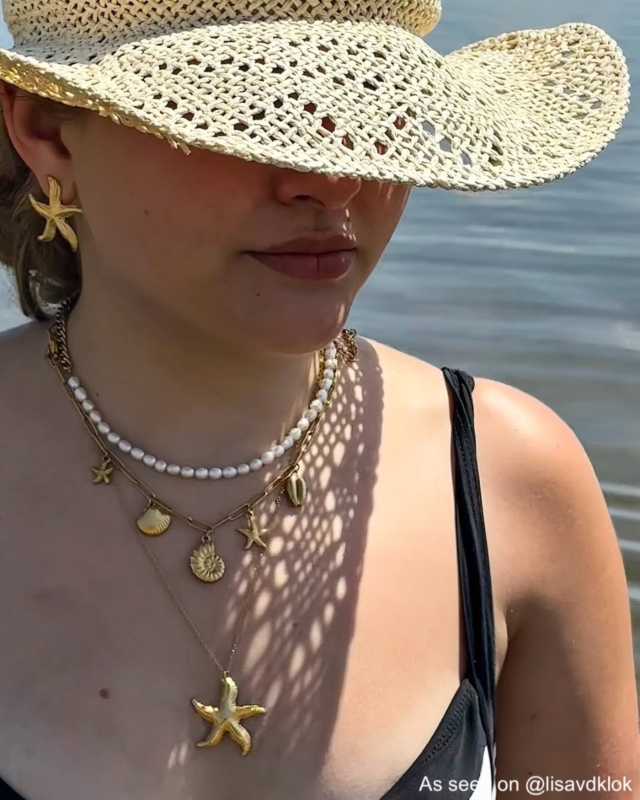 Influencer met zomerse sieraden